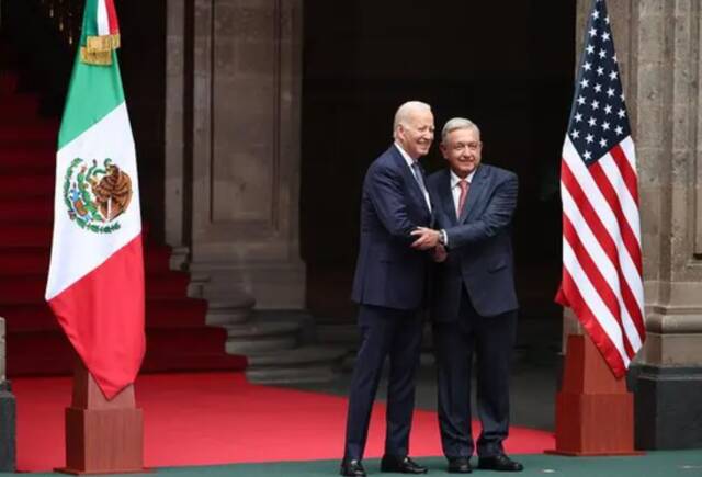 ·2023年1月9日，美国总统拜登（左）和墨西哥总统洛佩斯就移民和毒品走私问题展开会谈。