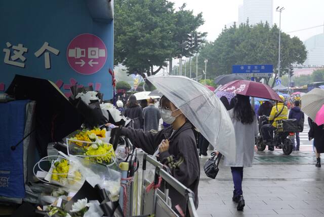 1月12日，群众在事故地点献花