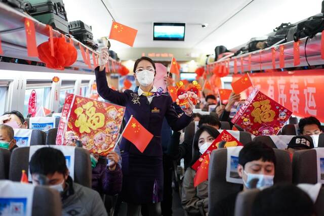 1月9日，在D2281次列车上的旅客和乘务员。新华社记者季春鹏摄