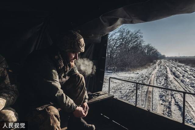 当地时间2023年1月8日，顿涅茨克地区巴赫穆特，乌克兰士兵乘坐卡车在前线行进。（视觉中国）