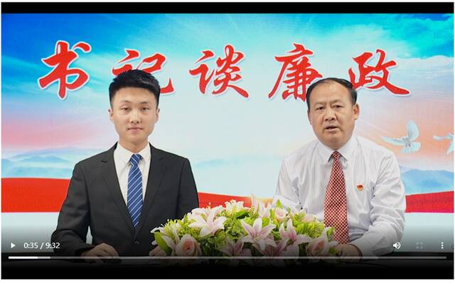 泾川县供销联社党组书记接受电视访谈。