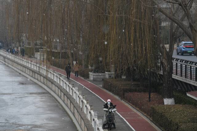 北京初雪来临，河道变得雪白。新京报记者王颖摄