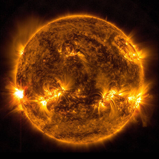 太阳爆发X1.9级强烈太阳耀斑