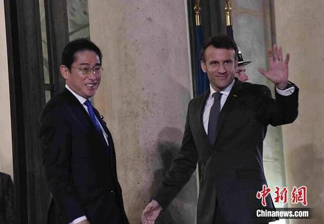 当地时间1月9日，法国总统马克龙在爱丽舍宫会见日本首相岸田文雄。中新社记者李洋摄