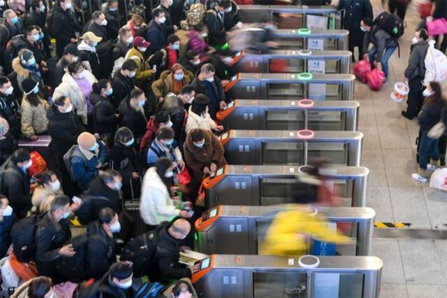 1月7日，旅客在苏州站进站乘车。新华社记者李博摄