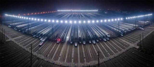  1月7日凌晨，动车组列车停靠在武汉动车段的存车线上（无人机拼接照片）。新华社记者伍志尊摄