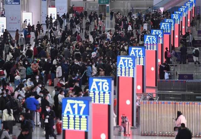 1月7日，在深圳北站候车厅，乘客准备检票上车。新华社记者毛思倩摄