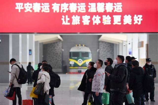  1月7日，旅客在西安站候车大厅查看车次信息。新华社记者李一博摄