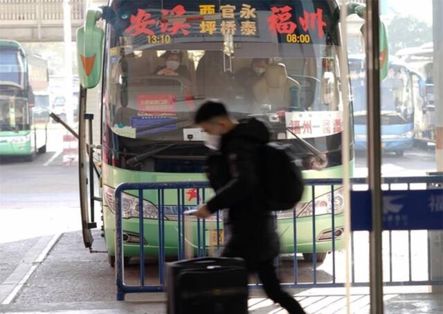  1月7日，在福建福州汽车北站，旅客准备登车。新华社记者魏培全摄