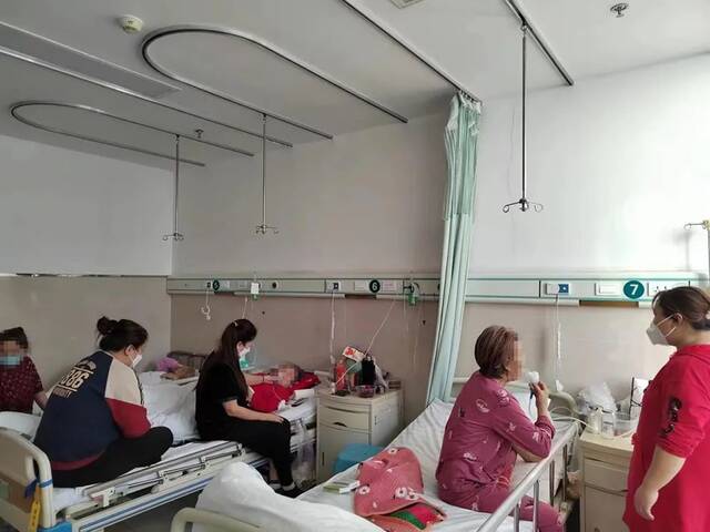 病房里患者雾化治疗本文图片均为受访者提供
