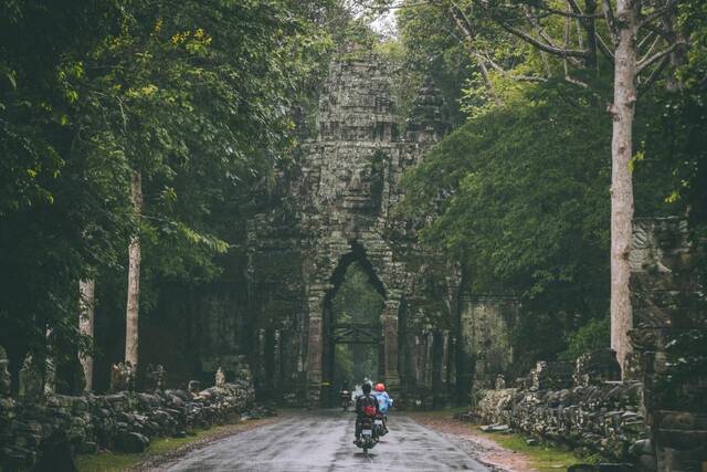 这是2021年5月24日在柬埔寨暹粒拍摄的吴哥古迹内一处古城门。