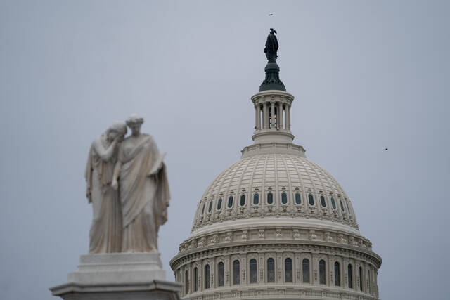 这是1月4日在美国首都华盛顿拍摄的国会大厦。新华社记者刘杰摄