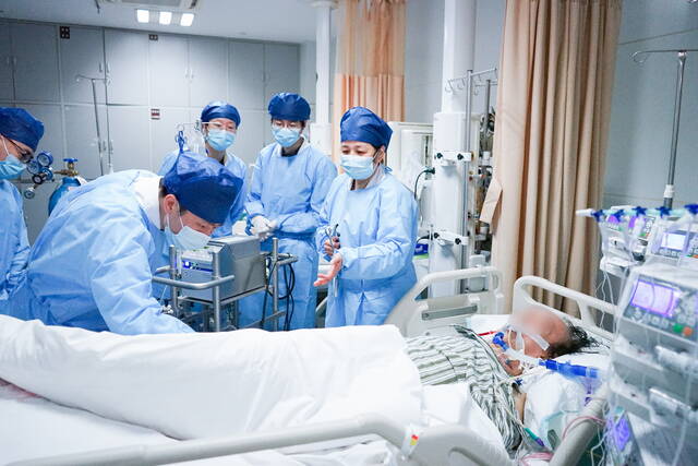 上海曙光医院重症团队与“死神”赛跑：好转的患者越来越多