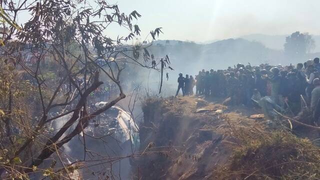 尼泊尔雪人航空一架载有72人的ATR-72客机坠毁失事前最后画面可见在空中诡异侧翻90度