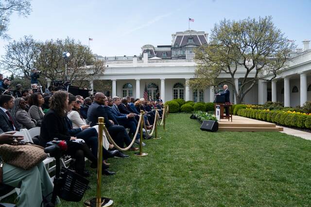 2022年4月11日，美国总统拜登（右一）在华盛顿白宫就监管“幽灵枪”的新规发表讲话。新华社记者刘杰摄
