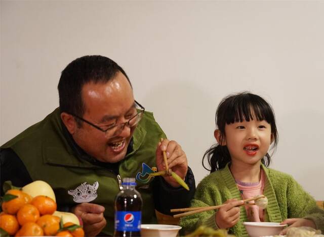 1月14日晚，马忠华正和女儿一起吃饺子。新华社记者解统强摄