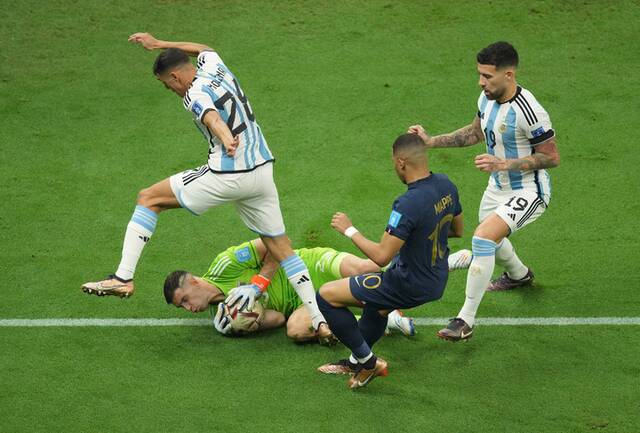 资料图：阿根廷队守门员马丁内斯（下）在比赛中扑救。新华社记者潘昱龙摄