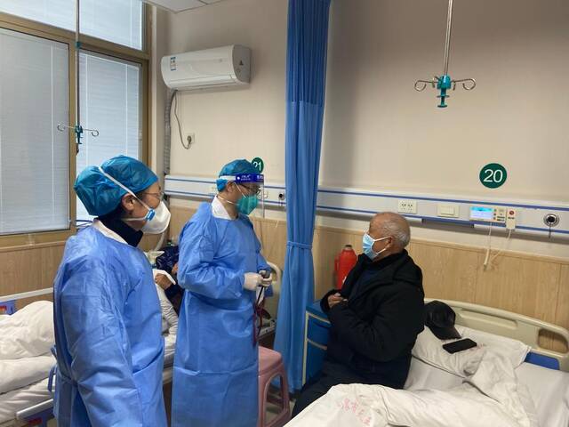 句容市天王镇中心卫生院医生在给住院病人看病。新华社记者沈汝发摄