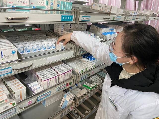 溧水区白马镇中心卫生院药房备有多种药品。新华社记者沈汝发摄