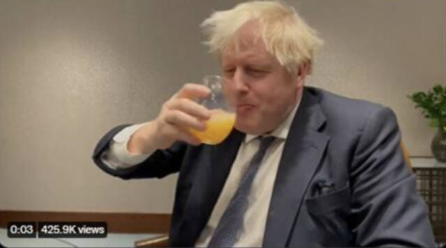 日大臣发“约翰逊喝福岛桃汁”视频，网友讽英国前首相：最好的演员