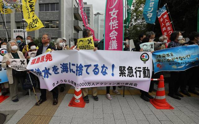 2021年4月13日，抗议者在日本东京的首相官邸外反对福岛核污水排入大海。新华社记者杜潇逸摄