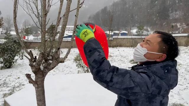 千城年俗｜制腊肉备年货 秦巴山区小院年味浓