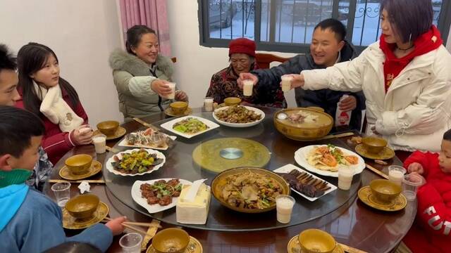 千城年俗｜制腊肉备年货 秦巴山区小院年味浓