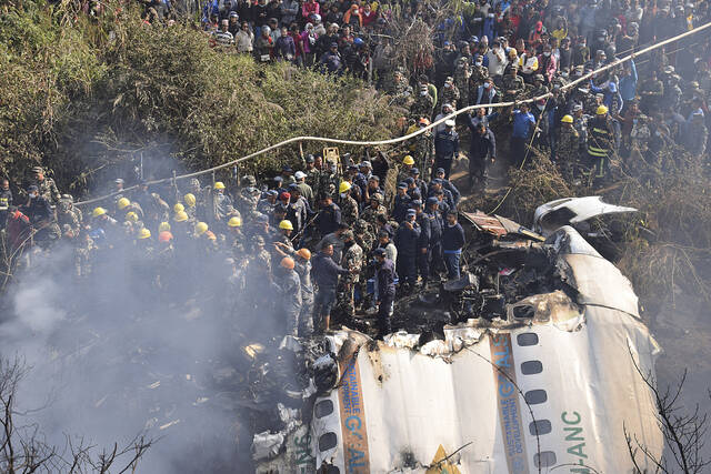 当地时间2023年1月15日，尼泊尔博克拉，救援人员和市民群众聚集在客机残骸周围。