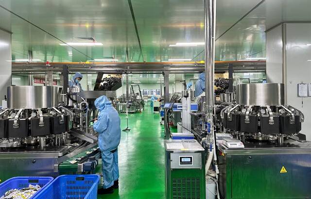 湖南邬辣妈农业科技发展有限公司一处生产车间，工人们正在赶制产品。新华社记者谢奔摄