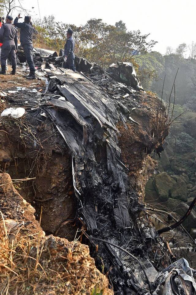 当地时间2023年1月15日，尼泊尔博克拉，客机坠毁在塞蒂河峡谷附近，图为机体的残骸。