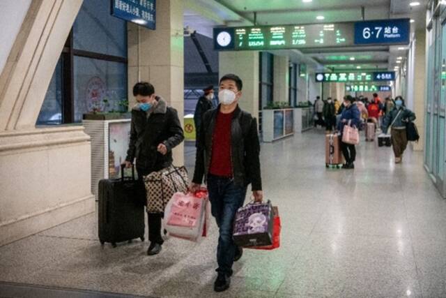 1月15日，武汉汉口站。春节临近，身处异乡的旅客纷纷踏上返乡的旅程。他们背起行囊，搭乘回家的列车，归心似箭。新华社发