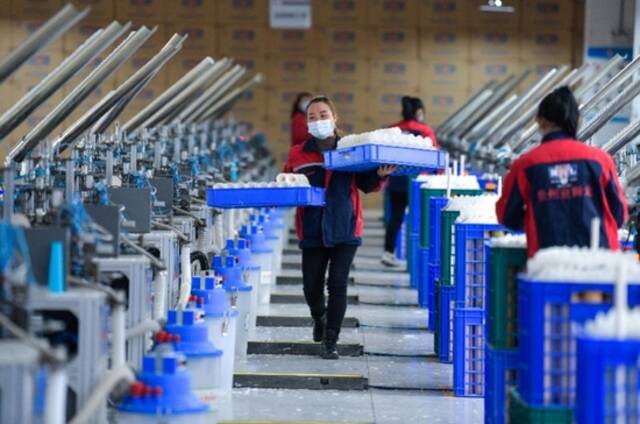 在锦屏经济开发区贵州亚狮龙体育文化产业发展有限公司羽毛球生产基地，工人搬运羽毛球。新华社发