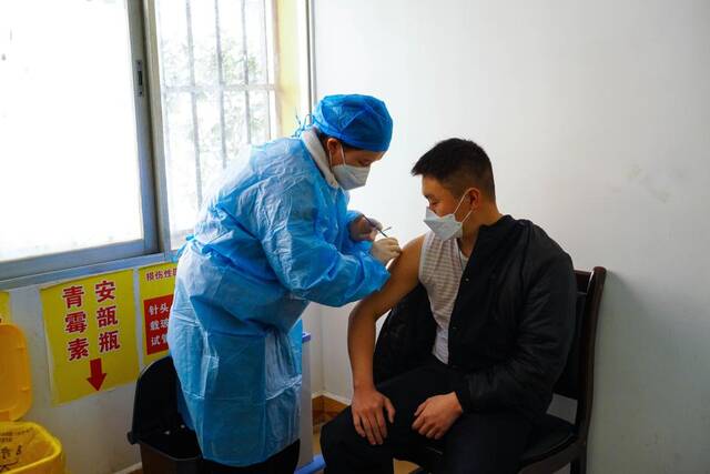 独龙江乡中心卫生院的医生正在为群众接种疫苗。新华社记者陈冬书摄