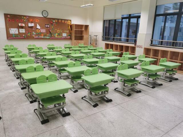 图为南京一所学校新购置的课桌椅。（受访者供图）
