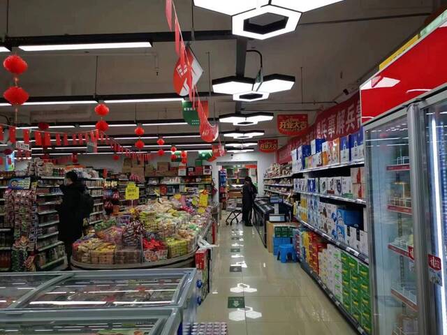 图为1月18日晚拍摄的遗光寺四号院内军营超市。（受访者供图）