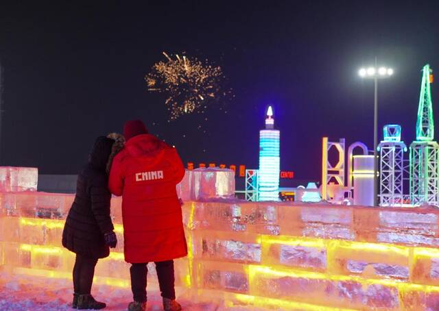 2022年12月28日，市民在长春冰雪新天地观看烟花。新华社记者王帆摄