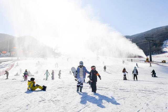 在吉林省吉林市，学生们利用寒假时光参加户外冰雪运动，尽享冰雪乐趣。新华社记者许畅摄