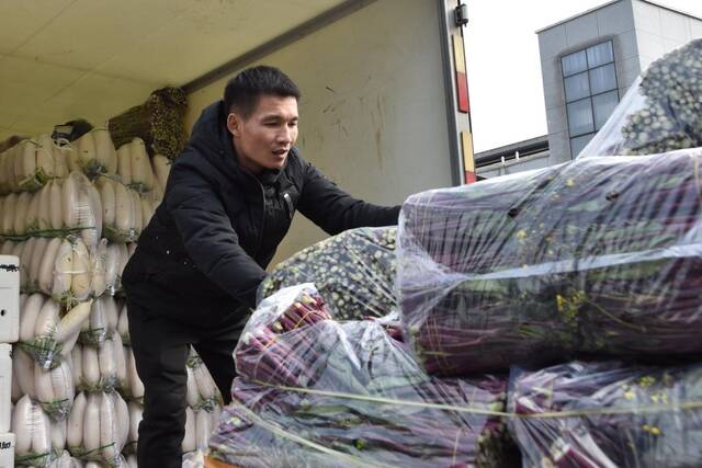 长沙海吉星市场里的工人在搬运蔬菜。新华社记者白田田摄