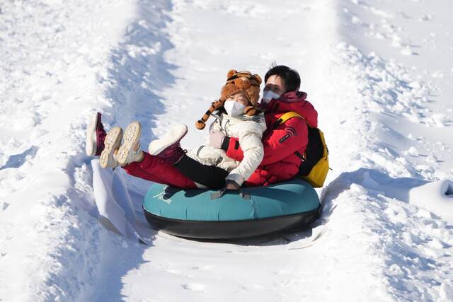 图为游客在首钢滑雪大跳台体验“雪圈冲浪”。新华社记者鞠焕宗摄