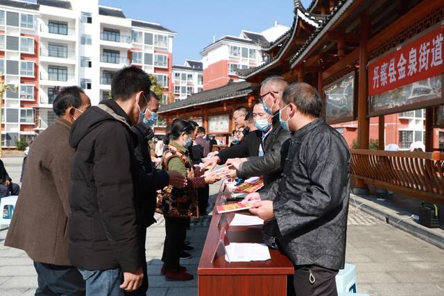 2023年1月9日，贵州省丹寨县金扬社区举办产业分红大会，居民正在领取2022年分红。新华社记者崔晓强摄