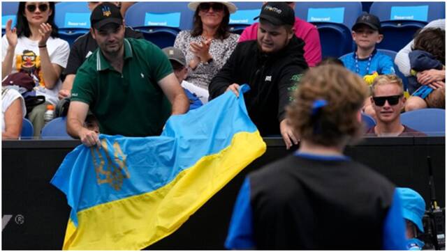 澳网一幕：乌克兰支持者看台上展示乌国旗，对俄选手出言不逊