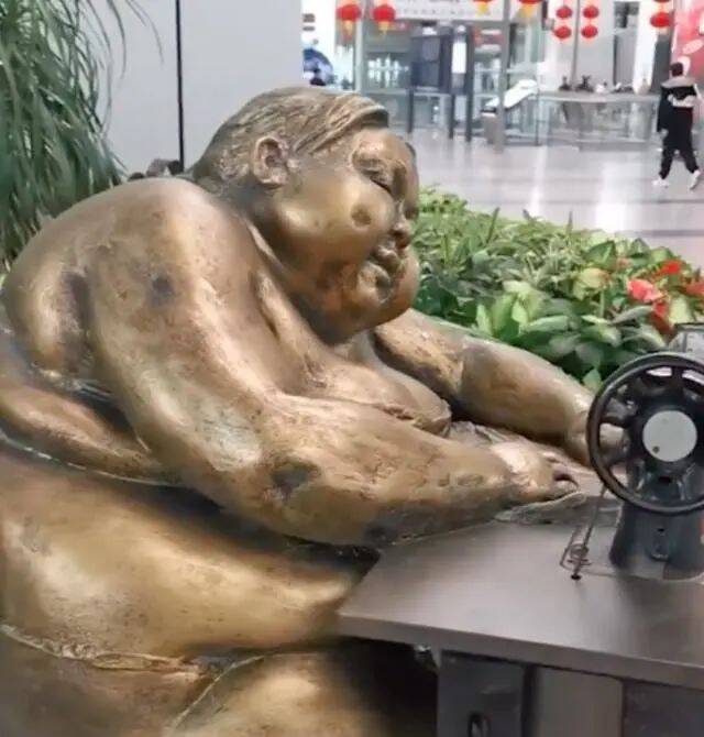 有损中国女性形象？机场大厅这尊雕塑，网友吵翻！