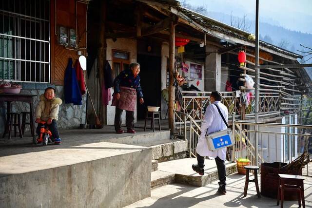 1月19日，在北川县曲山镇石椅村，村医赵太安入户走访重点人群。新华社记者张超群摄