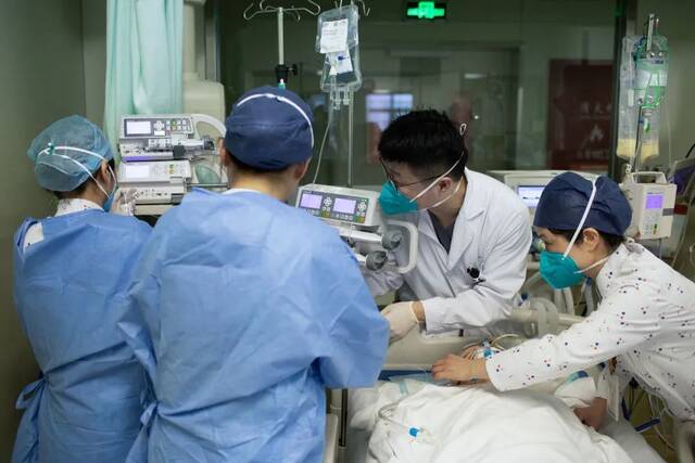 1月12日，在复旦大学附属华山医院虹桥院区收治肺炎患者的重症监护室，医护人员给患者换俯卧位。新华社记者金立旺摄