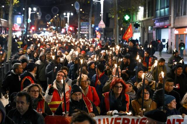 当地时间2023年1月17日，法国马赛，抗议者参加由法国总工会（CGT）号召的火炬游行，反对法国政府的养老金改革计划图片来源：视觉中国