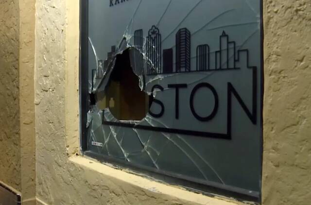休斯敦盗窃案频发，一酒吧窗户被击碎。（图：《纽约邮报》）