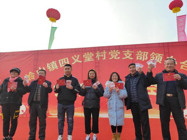 1月12日，四义堂村村民领取入股分红。新华社记者李云平摄