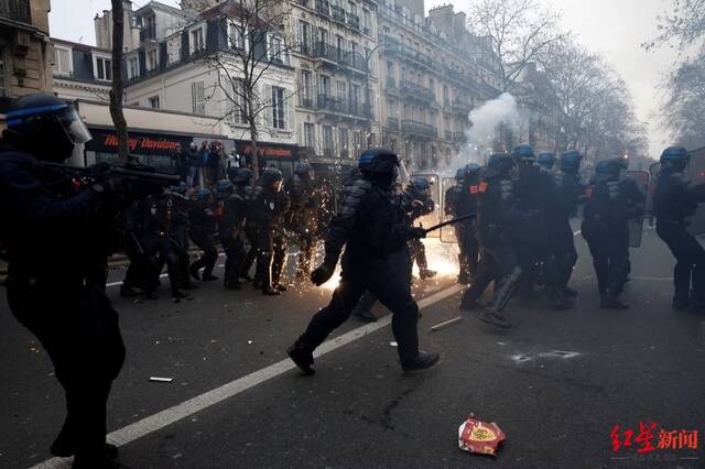 法国警察在示威活动中和抗议者发生冲突