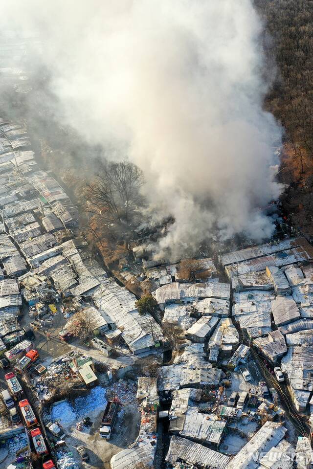 首尔江南城中村突发大火，韩媒：凸显“最后一个棚户区”的脆弱