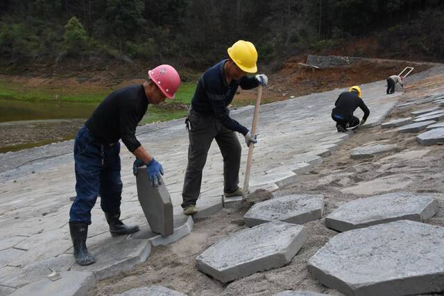 湖南省郴州市苏仙区栖凤渡镇河头村村民在太阳门山塘施工。新华社记者谭畅摄